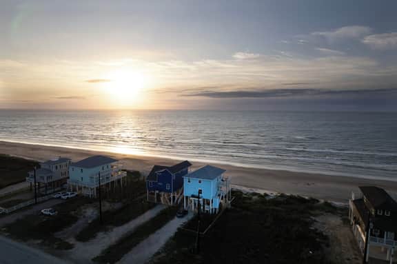 Steps from the beach - Gulf Views - 2 Decks - Image 3